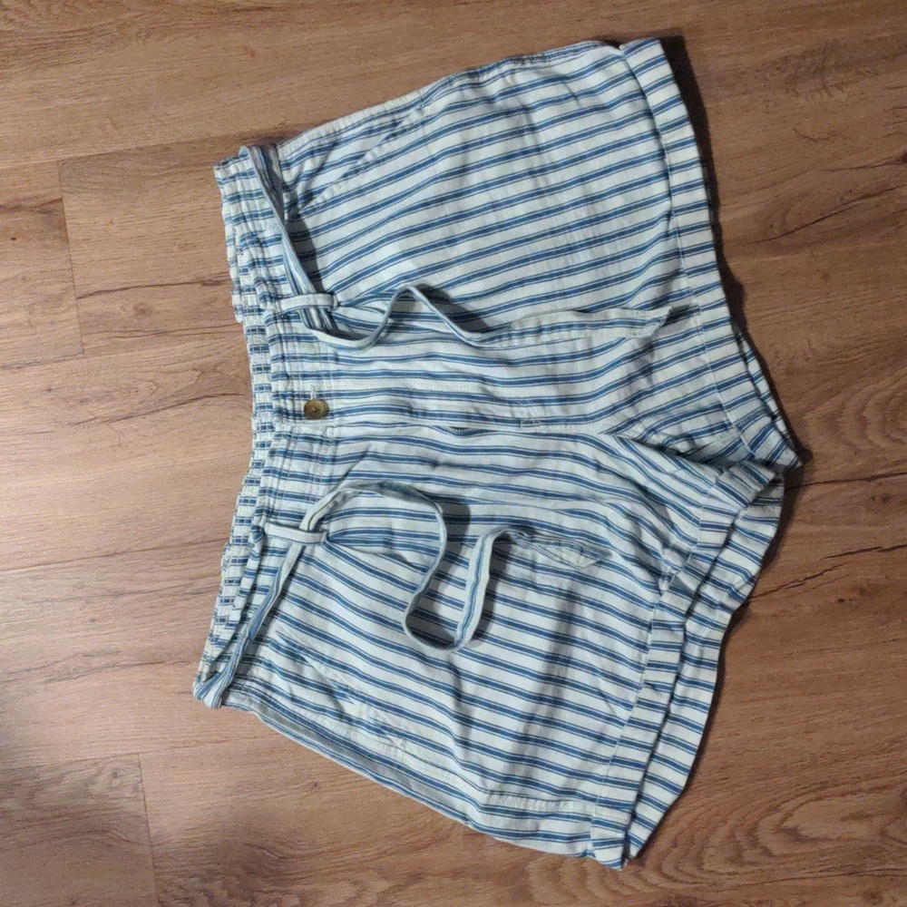 American Eagle high waisted pleated short